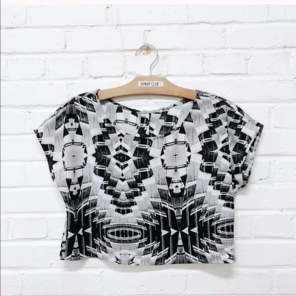 Boxy crop top black grey white